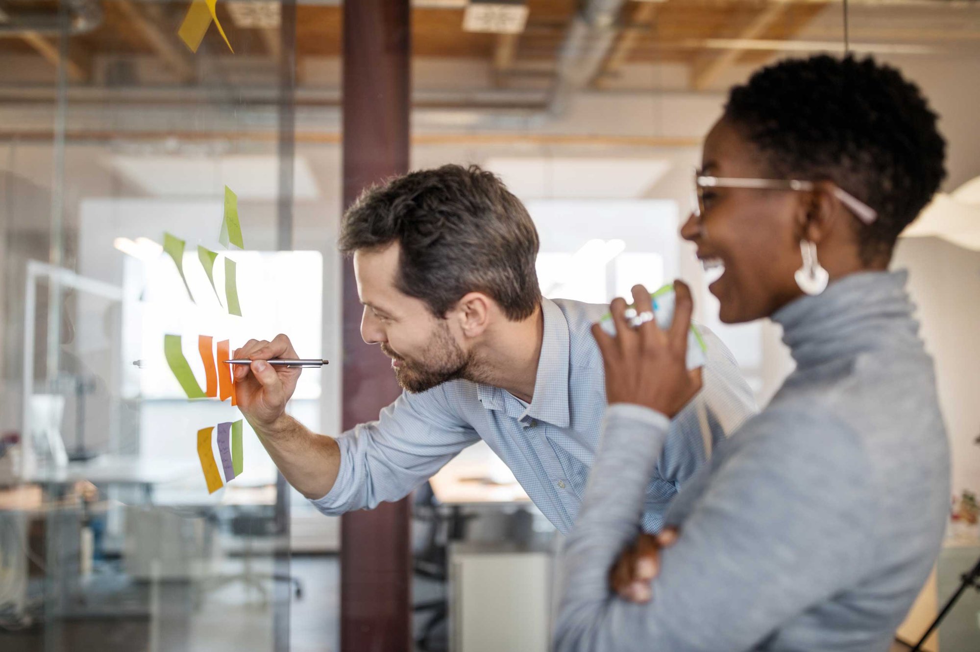 Web-General-image-colleagues-woman-and-men-working-togehter-workshop-brainstorming-sticky-notes-20240613-GLO-EN